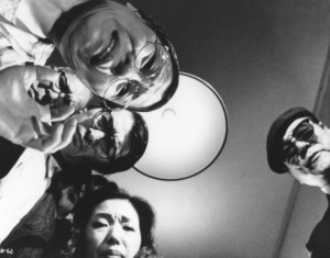 Oyuncular ölünün hakkında yorum yaparken Itami izleyiciyi tabuta yatırmıştır bile.. 